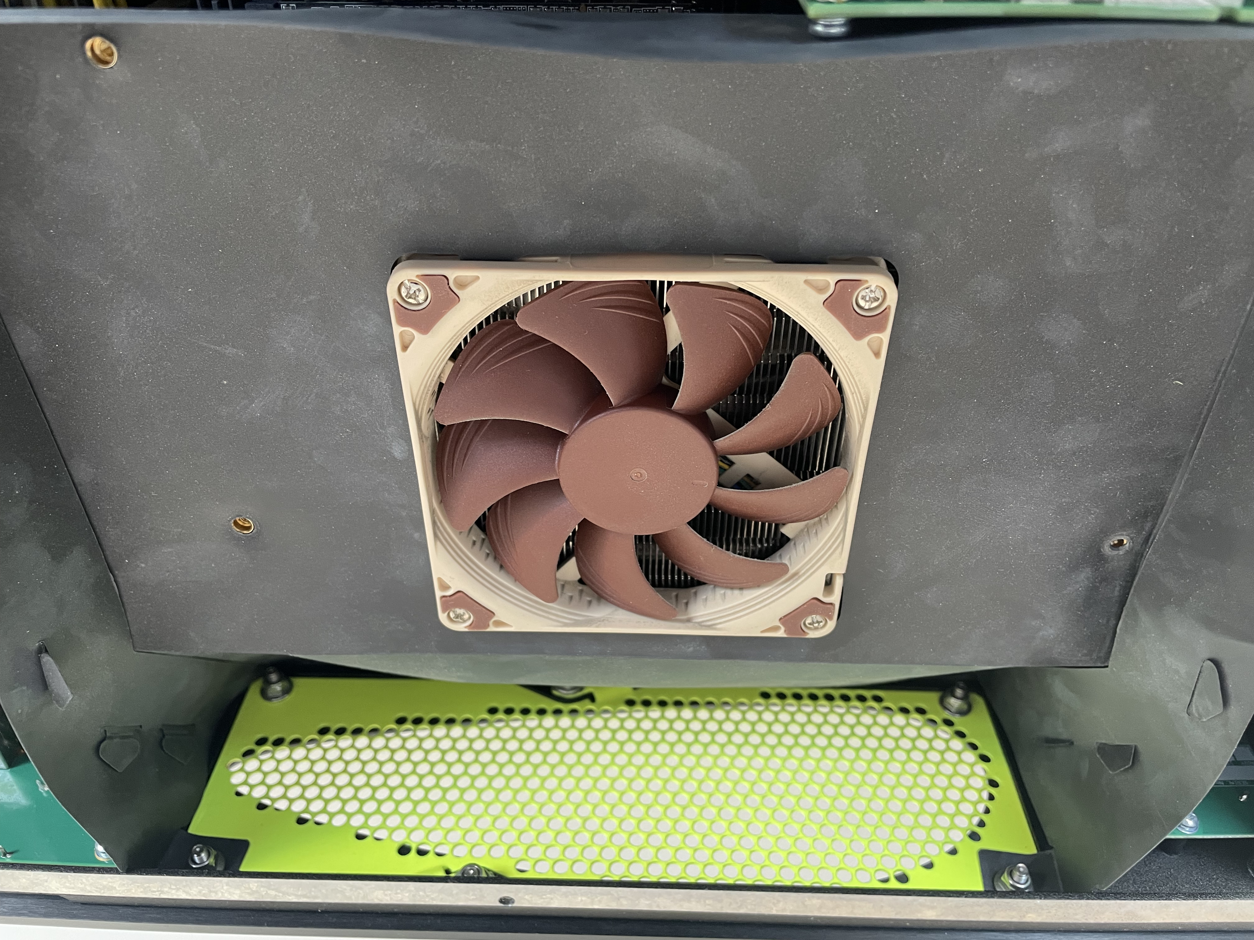 Correct air duct position around the fan